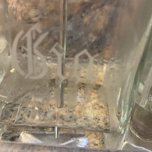 Vintage decanters Set of 4 bar 32 ounce includes acrylic tray - Picture 5 of 9